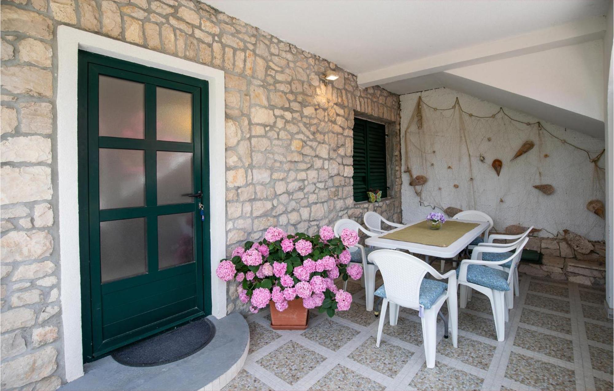 2 Bedroom Cozy Apartment In Klek Exterior foto